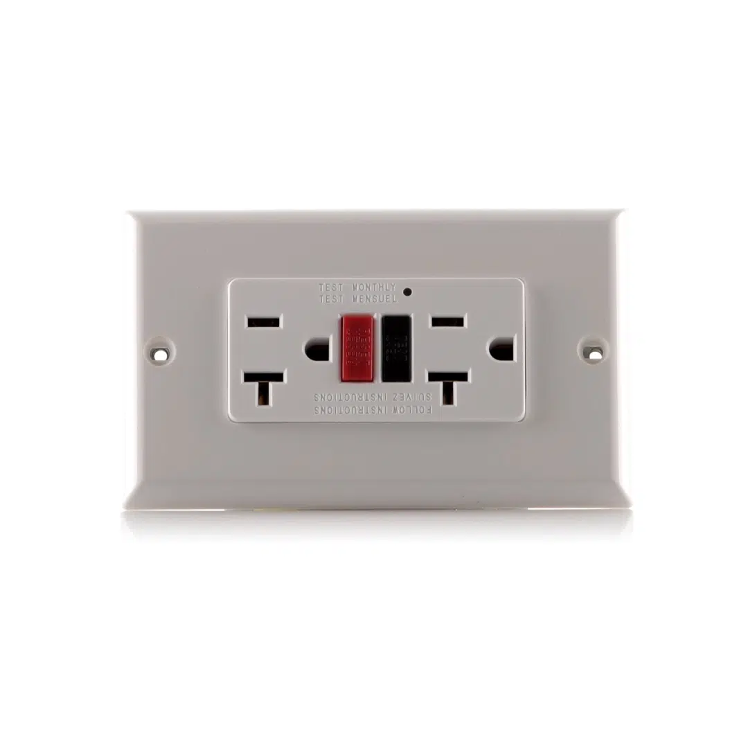 TOMA GFCI 20A BLANCA